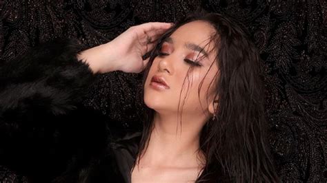 Maybe you would like to learn more about one of these? 7 Potret Cantik dan Seksi Artis FTV Hana Hanifah - Foto 1