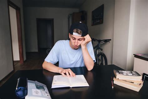 Interessante online heimarbeit zu finden, ist unglaublich zeitaufwändig. Ein Trauriger Student Ist Widerstrebend, Ein Buch In ...