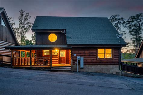 Haileys Hideaway - Sevierville Cabins - Sleeps 7-12 - Haileys Hideaway