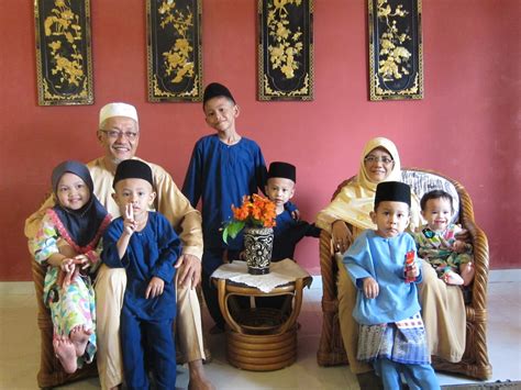 Ramadan markets are crowded with people who are seen buying clothes and other festive items. Raising Baby Shaq...: Selamat Hari Raya AidilFitri!