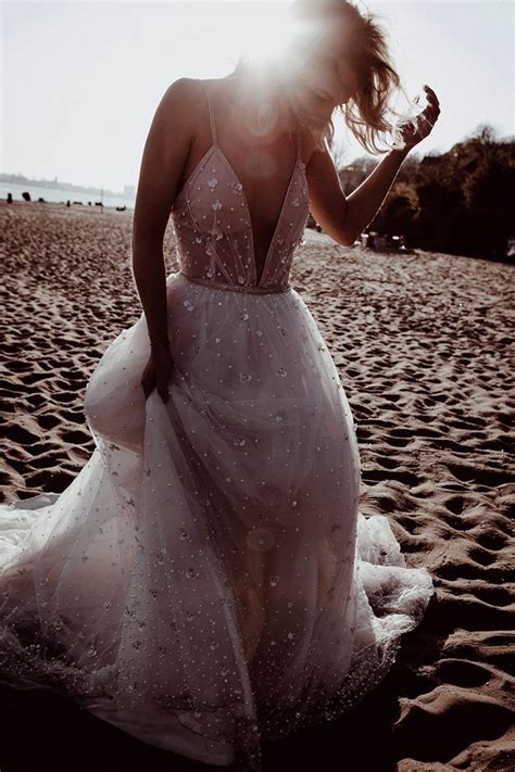 Maybe you would like to learn more about one of these? Bride to be Editorial mit Naddl Johnson | Brautkleid ...