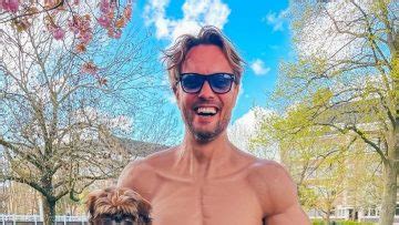 Check spelling or type a new query. Bas Smit verrast Nicolette van Dam met een sixpack ...