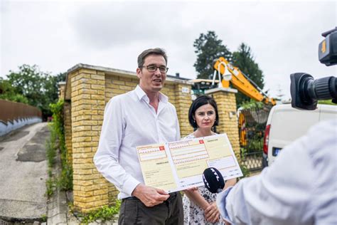 Ehhez képest az már alig tűnik hírértékűnek, hogy mészáros lőrinc lánya, mészáros. Mészáros Lőrinc lányával is megfizettetné a Tiborcz-adót ...