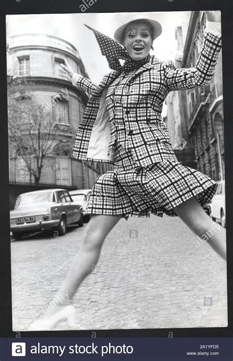 Adorable sinner une dame de la cour (1959). Österreichische Schauspielerin Stockfotos ...