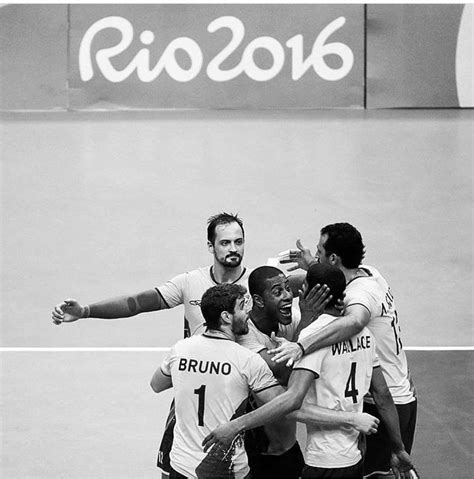 A seleção brasileira masculina de vôlei sofreu mais do que o esperado, mas venceu o japão por 3 na semifinal, o adversário será o comitê olímpico russo, algoz dos brasileiros na fase de grupos. Brasil 3 x 0 Russia - semi final volei masculino - Rio ...