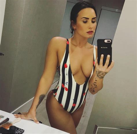 Деми ловато родилась в далласе, техас в семье патрика ловато. Demi Lovato Is 'Learning to Love' Her Body After Eating ...