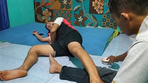 Kaki dan pergelangan kaki adalah struktur mekanis yang padat dan kompleks yang disatukan oleh sebuah jaringan luas yang terdiri dari ligament, otot dan tendon yang kaki terdiri dari 28 buah tulang dan lebih dari 30 sendi yang memungkinkan dilakukannya gerakan dengan rentang yang luas. Pijat cedera pergelangan kaki // Pijat Tradisional - YouTube