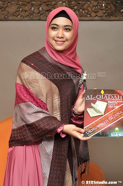 Umur 32 tahun) adalah seorang aktris, penulis dan dai'ah berkebangsaan indonesia. Oki Setiana Dewi | Event : Bicara Selebriti Location ...