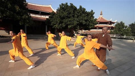 عروض قتالية صينية فى حضرة الأهرامات المصرية. معبد شاولين 1982 - A Painful Pilgrimage To Shaolin Xianease : .عن معبد شاولين وفن الونج تشون ...