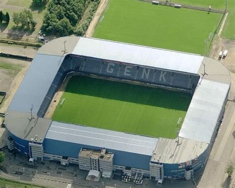 De spits was zo onder de indruk dat hij vond dat het een cadeau verdiende. Cristal Arena - KRC Genk | Stadiums | Pinterest