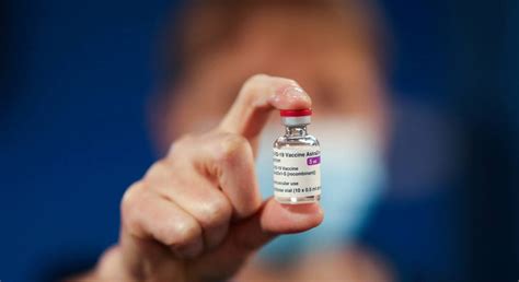 Las pruebas de la vacuna contra el coronavirus que desarrollan la farmacéutica astrazeneca y la universidad de oxford fueron puestas en pausa por precaución. Covid-19: La Agencia Europea del Medicamento evaluará la ...