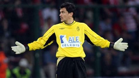 With standard, he won three belgian league goalkeeper of the year awards. Vedran Runje de Lens au Standard