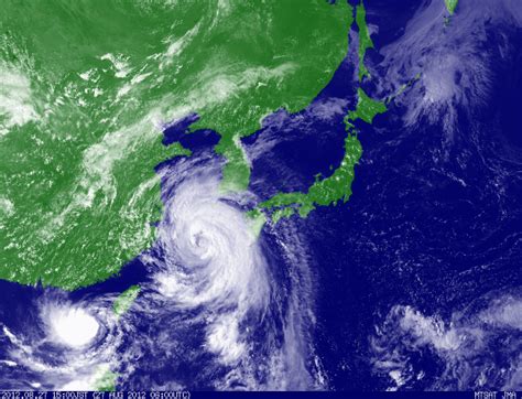 2000년대 들어 처음으로 중심 기압이 900 hpa 아래로 떨어진 885 hpa (대한민국 기상청은 890 hpa로 해석)이 관측되었고. 먼. 산. 바. 라. 기. :: 태풍 전야