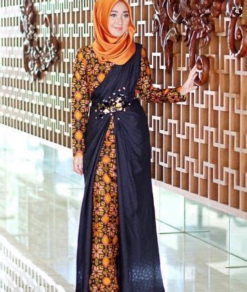 Batik merupakan kain khas indonesia yang bernilai agar lebih menarik gamis batik dapat dibuatkan aksen bagian tangan dengan model bunga, atau model baju batik kerja untuk wanita. 20+ Contoh Model Baju Batik Pesta Modern 2020