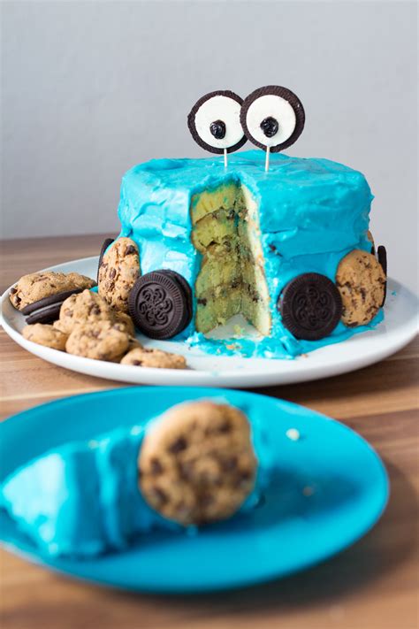 Moist, dark chocolate mocha cake, with a delicious layer of (eggless, of course!) cookie dough in the middle. Cooooookies! Mein Krümelmonster-Kuchen • kathastrophal