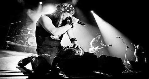 Johnny solinger, the former skid row singer who served 15 years as the vocalist for the metal act in may, solinger revealed he had spent the past month in a hospital due to liver failure. Ο τραγουδιστής Johnny Solinger αποχωρεί από τους Skid Row ...