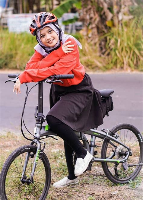 Here are collection of photo that will amaze. Pin oleh Tgk saifuddin di Hijab Bikers 1 | Gaya hijab ...