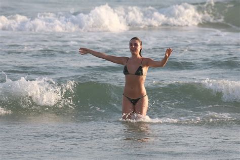 A apresentadora foi flagrada em praia na barra da tijuca, zona oeste do rio. Em dia de sol, Isis Valverde curte praia no Rio - fotos em ...