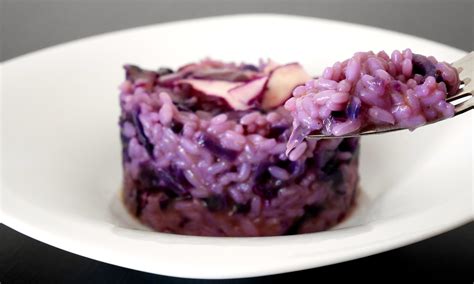 Scelgo sempre un cavolo rosso grande, che taglio a metà: Risotto alle tre croccantezze di cavolo rosso | Mastercheffa