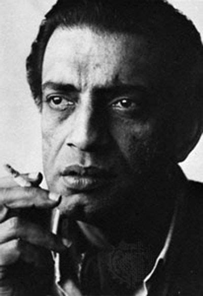 Satyajit ray was an indian bengali filmmaker, widely regarded as one of the greatest filmmakers of the 20th century. Satyajit RAY : Biographie et filmographie