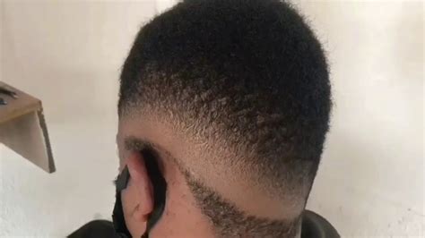 Entre todos os cortes masculinos da atualidade, um dos mais pedidos é o esse corte começa bem curto na nuca e nas laterais e o comprimento aumenta no meio do crânio. MID FADE / CORTE DO DIA A DIA/CABELO AFRO/DEGRADE #WAHL # ...