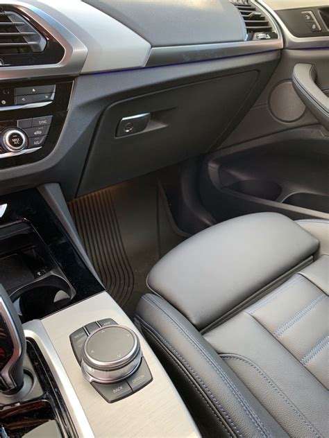 Black with blue contrast stitching and black interior colour includes instrument panel in sensatec cognac with decorative stitching and black interior colour. Black Vernasca w/blue contrast stitching/piping