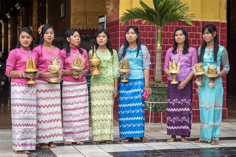 Antara tempat terbaik untuk melihat sendiri segala hasil warisan ini ialah di perkampungan orang asli pos raya di simpang pulai berhampiran bandaraya ipoh. Maxi Dress Muslim: 5 Pakaian Tradisional Asli Asia Tenggara