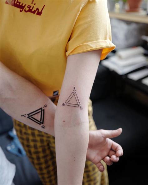 Sophie turner tattooed a letter g on her right pinkie finger for her grandfather in july 2018. Matching tattoos for Sophie Turner and her brother