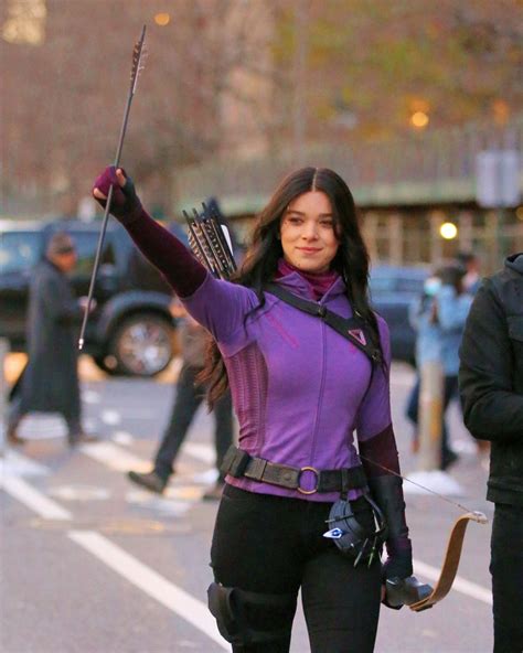 Collection with 1250 high quality pics. HAILEE STEINFELD on Hawkeye Set in New York 12/08/2020 ...