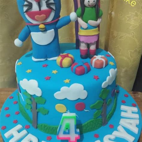 Sementara bunga memakai baju hitam kontras dengan sukhdev yang menggunakan baju putih. 19+ Foto Kue Ulang Tahun Gambar Doraemon - Gambar Kitan