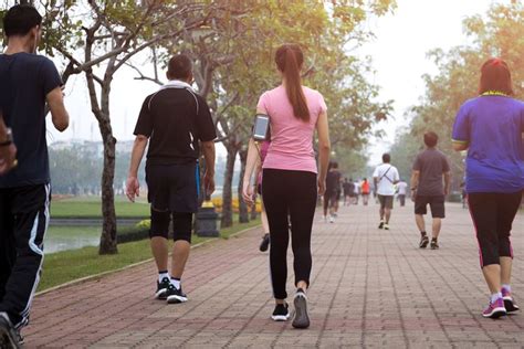 Tahniah mat dan kaki jalan! Segudang Manfaat dari Jalan Kaki di Pagi Hari