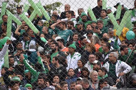 Sin embargo, los efecto climatológicos no ayudaron, ya que una densa neblina cubrió casi la totalidad del campo FOTOS: La hinchada de Sarmiento ya espera el comienzo de ...