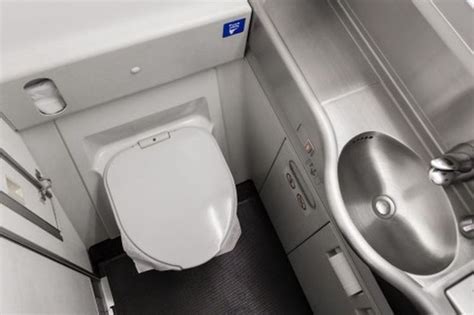 Tidak menggunakan hak milik untuk bertentangan. Ramai terlepas pandang etika guna tandas dalam pesawat ...