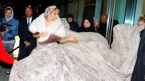 Ben affleck and jennifer lopez didn't just rekindle their romance within the last 2 weeks, instead, it's been building since february. Heiraten steht ihr gut! Jennifer Lopez in Traum-Brautkleid ...