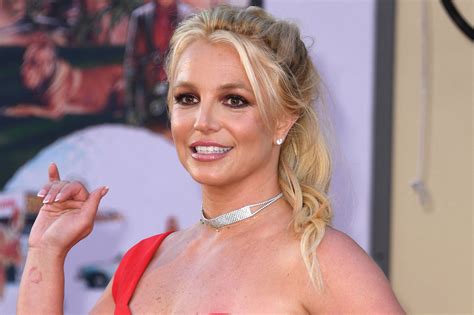 Sending signals before court hearing??? Britney Spears' social manager dispels rumors about ...