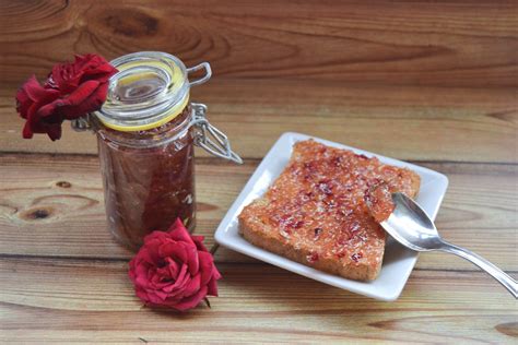 La marmellata di arance è una conserva dolciaria molto gradevole e raffinata. Marmellata di rose