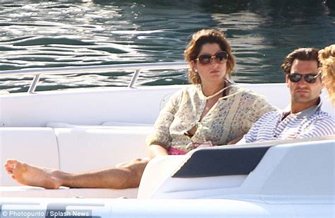 Roger federer wurde von paparazzi erwischt, die zeit mit seiner familie auf bernard arnaults teurer yacht verbrachten. THAT'S how to wind down after Wimbledon! Roger Federer and ...