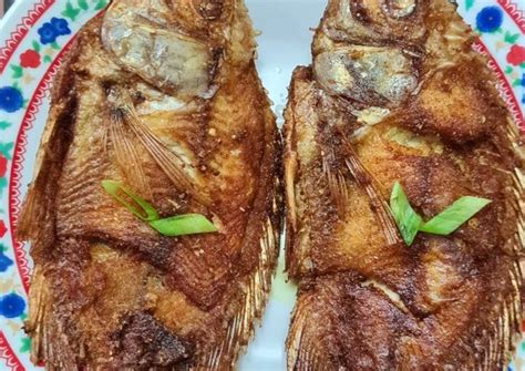 1 buah tomat, iris sedang. Resep: Ikan nila goreng bumbu kuning Anti Ribet!