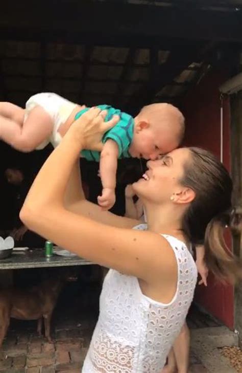 Um dos projetos chegará ao cinema é uma mensagem aos pais, de que por muito que se dê, por muito que se faça, por melhor que seja a educação que se dê aos filhos, o pior pode. Babá por um dia! Camila Queiroz toma conta do filho de ...