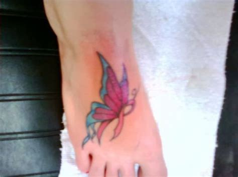Een pink ribbon vlinder wil dana om haar moeder te steunen. Pink Ribbon Tattoos | Pink ribbon tattoos, Ribbon tattoos ...