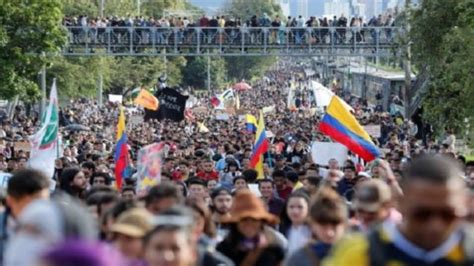 La agitación en redes sociales y en los micrófonos de las emisoras pasaba por saber qué sucedería con el paro nacional previsto para el miércoles. Paro Nacional - 4 de diciembre: Marchas masivas en ...