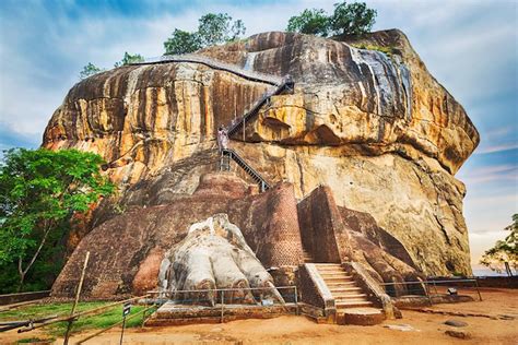 Lion home office price in malaysia may 2021. Sri Lanka et Le Rocher du lion de la Citadelle de Sigiriya.