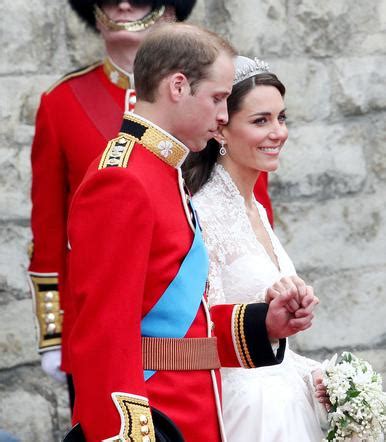 Na głowę włożyła wianek z granatowych róż. Księżna Kate i książę William świętowali rocznicę ślubu ...
