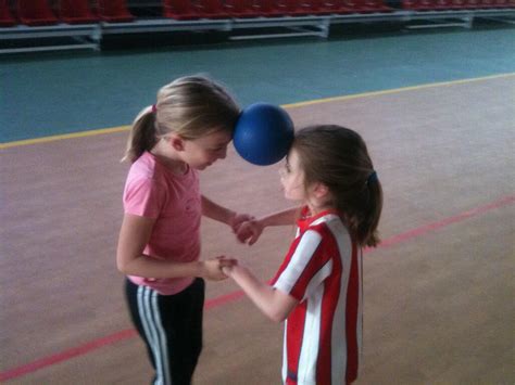 Por turnos irán haciendo diferentes secuencias de ejercicios: Juegos Con Una Pelota Para Hacer Con Niños En Educacion ...