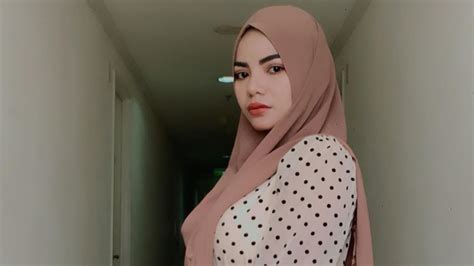 20 hours ago · dinar candy. Biasa Tampil Hot, Dinar Candy Tutup Aurat dan Fokus Ibadah ...