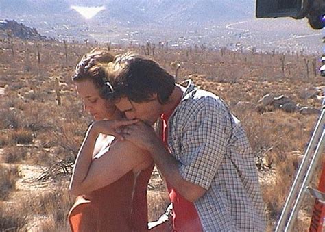 Yönettiği ilk iki film la vie de jésus ve l'humanité ile adından oldukça söz ettiren fransız yönetmen bruno dumont'un üçüncü uzun metraj çalışması olan twentynine palms'ın iki kişilik mütevazı oyuncu kadrosunda yekaterina golubeva ve david wissak yer alıyor. AMC