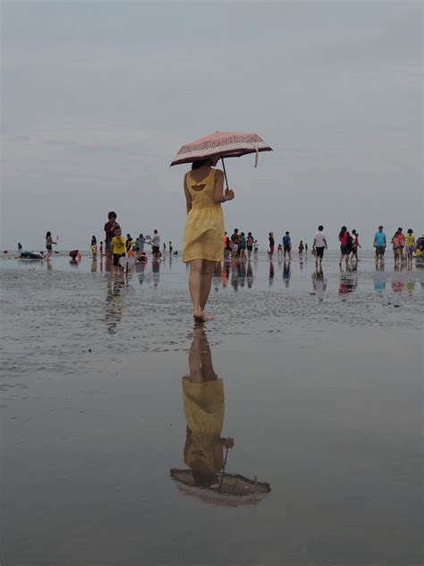 Enjoy a picturesque activity as you walk on water (literally!) on the sky mirror sasaran beach. Sky Mirror Kuala Selangor (How You Can See This Surreal ...