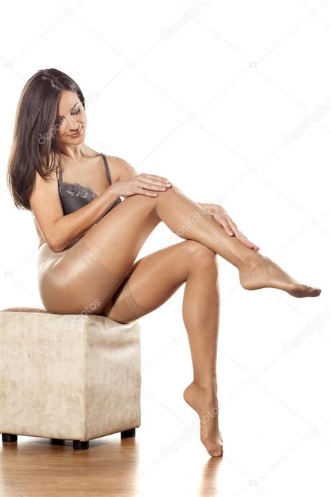 Jody in nylon strips flexible. Frau in Nylonstrümpfen und BH — Stockfoto © VGeorgiev ...