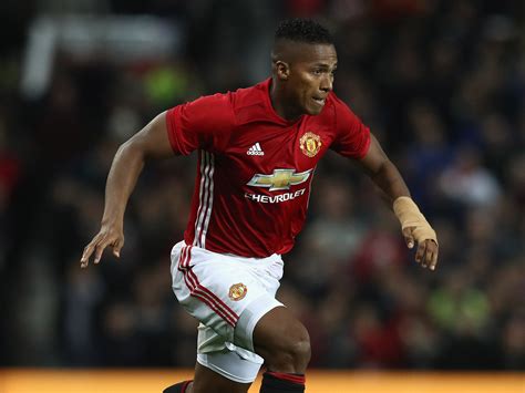 Antonio valencia has given a positive update with regards to his hand injury that he suffered valencia has undergone a successful surgery and admitted that his current focus is on returning to. Manchester United news: Antonio Valencia suffers fractured ...