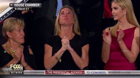 O senador americano john mccain morreu no sábado, aos 81 anos. Viúva de herói de guerra recebe ovação de pé do Congresso e Senado Americano - YouTube